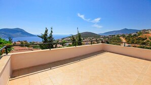 A rooftop terrace with a clear view of the sea and mountains. - 3+1 Villa with Sea View in Kalkan Center - Rose (Antalya)
