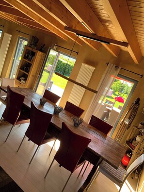 Σπίτι, 4 Υπνοδωμάτια, Πρόσβαση για Άτομα με Αναπηρία, μπανιέρα με υδρομασάζ | Τραπεζαρία