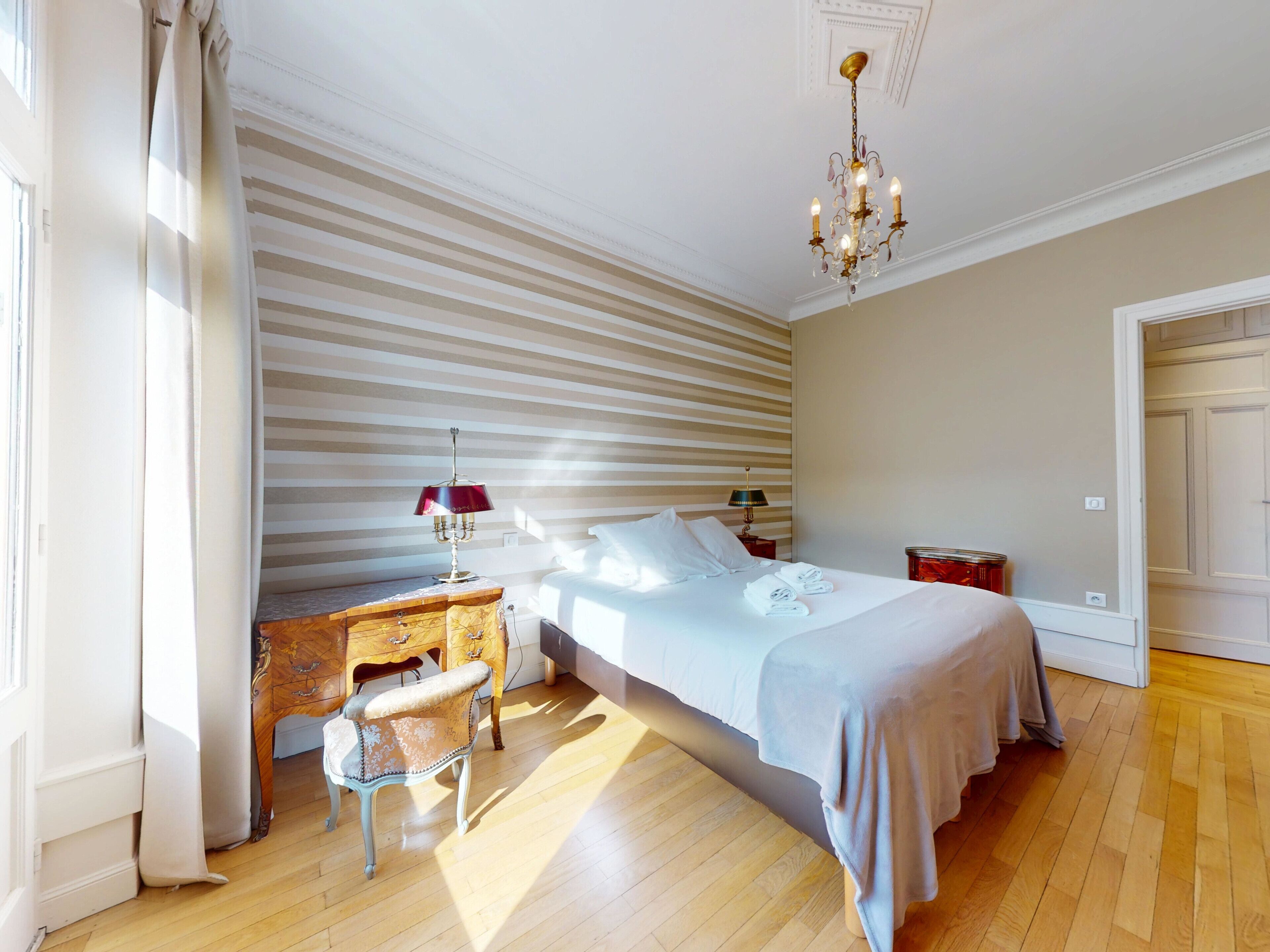 Strykejern/-brett, reiseseng for barn, wi-fi og sengetøy