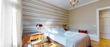 Strykjärn/strykbräda, resesäng, wi-fi och sängkläder