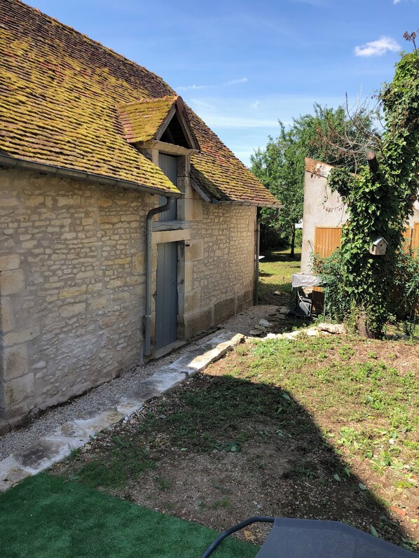 Property grounds - RENOVATED GITE 180 KM - PARIS.Etape N. 7. 2 bedrooms, 2 bathrooms, garden, parking. (DONZY)