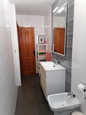 Dusche, Bidet, Handtücher, Seife