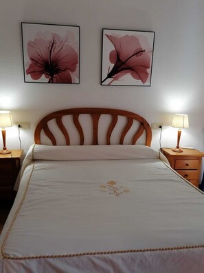 3 chambres, fer et planche à repasser, Wi-Fi gratuit, draps fournis