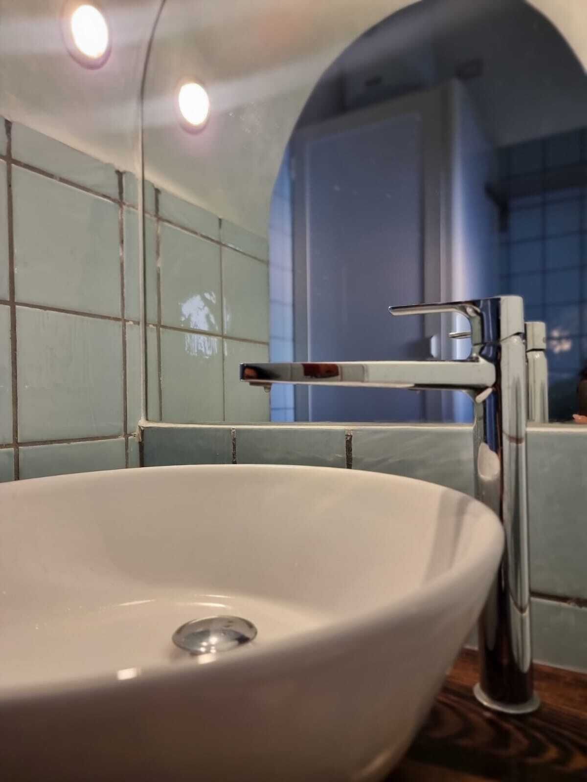 Chuveiro, secador de cabelo, bidê, toalhas de banho