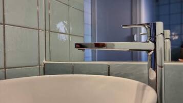 Chuveiro, secador de cabelo, bidê, toalhas de banho