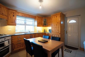 Fridge, microwave, oven, stovetop - Skyline Escape by Mount Brandon (Feohanagh)