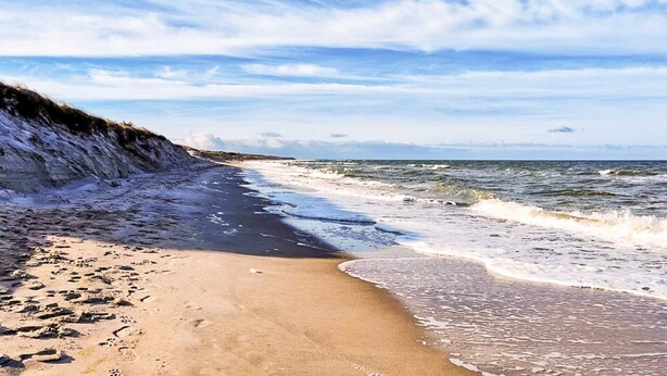 A beach with a sandy shore and waves. - 2 Person Holiday Home in Hojer (Højer)