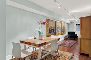 Dining - 17 W. Gordon Street: 1 BR, 1 BA Apartment in Savannah, Sleeps 2 (Savannah)