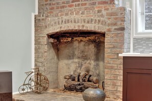 Interior - 17 W. Gordon Street: 1 BR, 1 BA Apartment in Savannah, Sleeps 2 (Savannah)