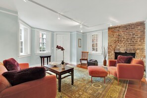 Smart TV, fireplace - 17 W. Gordon Street: 1 BR, 1 BA Apartment in Savannah, Sleeps 2 (Savannah)