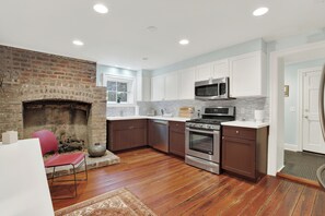 Fridge, microwave, oven, stovetop - 17 W. Gordon Street: 1 BR, 1 BA Apartment in Savannah, Sleeps 2 (Savannah)