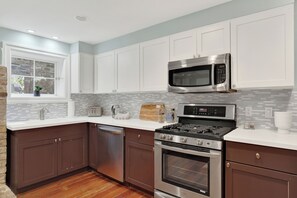 冷蔵庫、電子レンジ、オーブン、コンロ