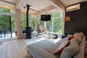 Una televisión, una chimenea, un reproductor estéreo