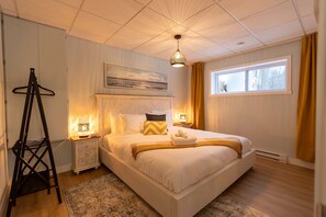 4 bedrooms, iron/ironing board, WiFi, bed sheets