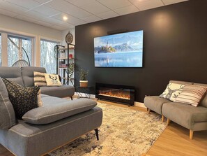 Télévision, cheminée, chaîne hi-fi