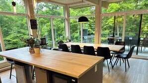 Eine moderne Küche mit einer Holz Arbeitsplatte, integriertem Mikrowellenherd und Spüle.