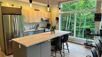 Réfrigérateur, four à micro-ondes, un four, surface de cuisson
