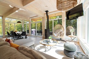 Una televisión, una chimenea, un reproductor estéreo