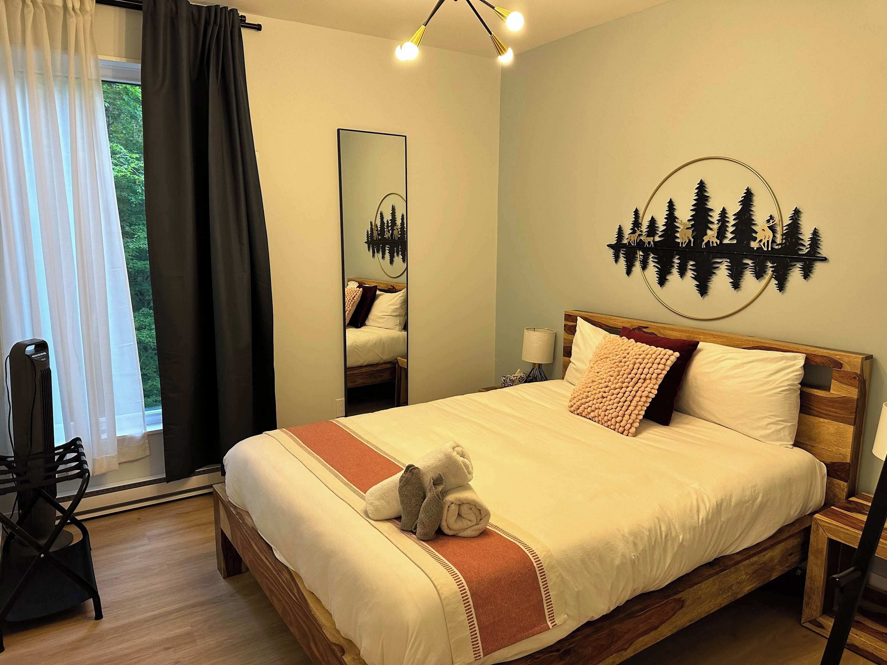 4 bedrooms, iron/ironing board, WiFi, bed sheets