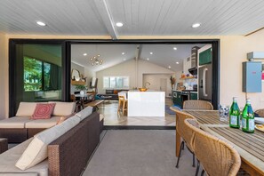 Smart TV, fireplace - Maison Du Soleil – Luxury Palm Springs Retreat (Palm Springs)