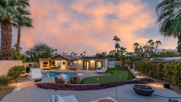 A backyard with a swimming pool, lounge chairs, and a well-maintained lawn. - Maison Du Soleil – Luxury Palm Springs Retreat (Palm Springs)