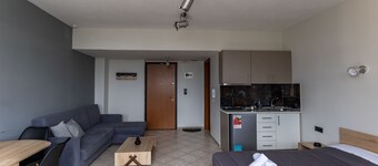 Cozy 1-bedroom condo with WiFi, AC in wonderful Thessaloniki