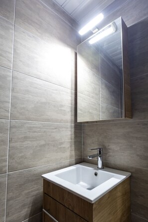 Sèche-cheveux, serviettes fournies, savon, papier toilette