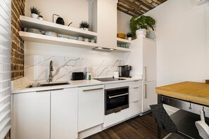 Fridge, microwave, stovetop, coffee/tea maker - Serene Carriage House Retreat in Historic Savannah by Lucky Savannah (Savannah)