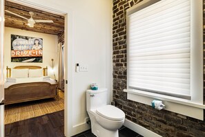 Douche, séchoir à cheveux, serviettes fournies