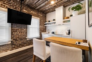 Réfrigérateur, four à micro-ondes, surface de cuisson, cafetiÚre-théiÚre