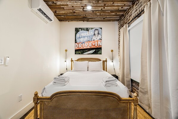 1 bedroom, iron/ironing board, free WiFi, bed sheets - Serene Carriage House Retreat in Historic Savannah by Lucky Savannah (Savannah)