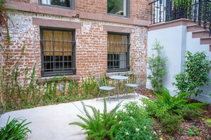Outdoor dining - Luxurious Garden-Level Retreat in Historic Savannah by Lucky Savannah (Savannah)