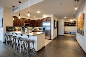 Fridge, oven, stovetop, dishwasher