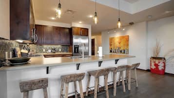 Refrigerador, horno, parrilla de estufa y lavavajillas