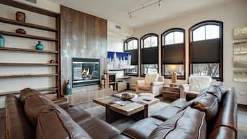 Televisión y chimenea