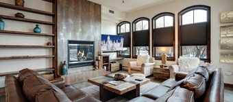 H205A | Downtown Luxury Condo | Bonus Sleeping Nook | A/C