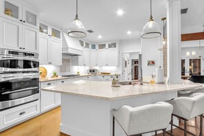 Kylskåp, mikrovågsugn, ugn och spishäll