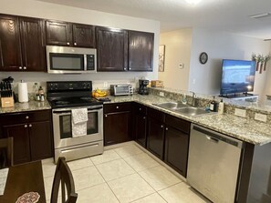 冷蔵庫、電子レンジ、オーブン、コンロ