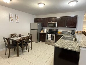 冷蔵庫、電子レンジ、オーブン、コンロ