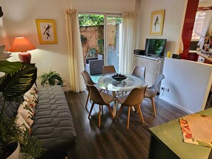 Dining - 1 minute from the beach! Lovely T4 apartment with small garden July-August (Fréjus)