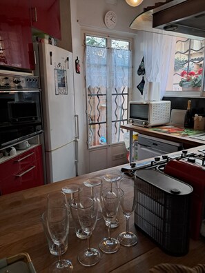 Fridge, microwave, oven, stovetop - 1 minute from the beach! Lovely T4 apartment with small garden July-August (Fréjus)