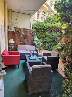 Terrace/patio - 1 minute from the beach! Lovely T4 apartment with small garden July-August (Fréjus)