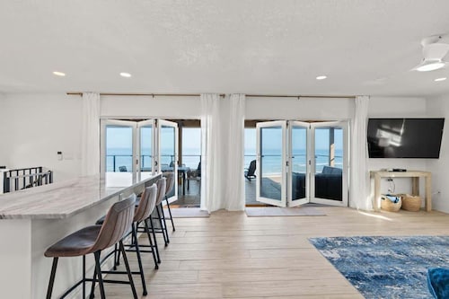 Ocean Front 4 bedrooms, 2 Ocean Decks, Direct Flag