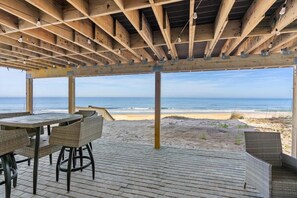 Outdoor dining - Ocean Front 4 bedrooms, 2 Ocean Decks, Direct Flag (Flagler Beach)