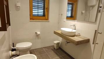 Chambre Quadruple Confort, salle de bains privée, vue montagne | Salle de bain