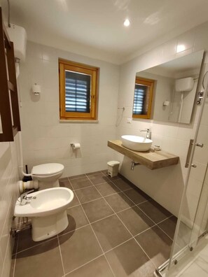 Comfort Quadruple Room, Private Bathroom, Mountain View | Bathroom | Shower, rainfall showerhead, hair dryer, bidet - Foresteria Mongerrati (Isnello)