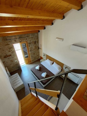 Phòng 4 tiện nghi đơn giản, phòng tắm riêng, quang cảnh núi | Bộ đồ giường cao cấp, chăn bông, trang trí khác biệt