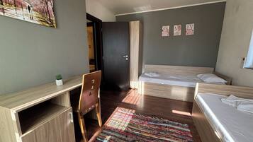 2 dormitoris, planxa i posts de planxar, wifi i roba de llit