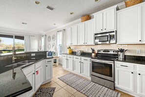 Fridge, microwave, oven, stovetop - Charming stay w/ theater, game room & pool (Kissimmee)