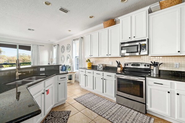 Réfrigérateur, four à micro-ondes, un four, surface de cuisson